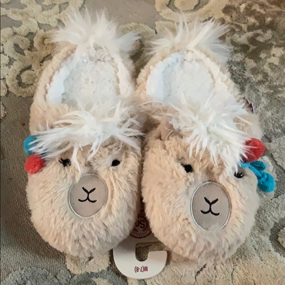 Lama slippers brand new never worn. Size M 7/8